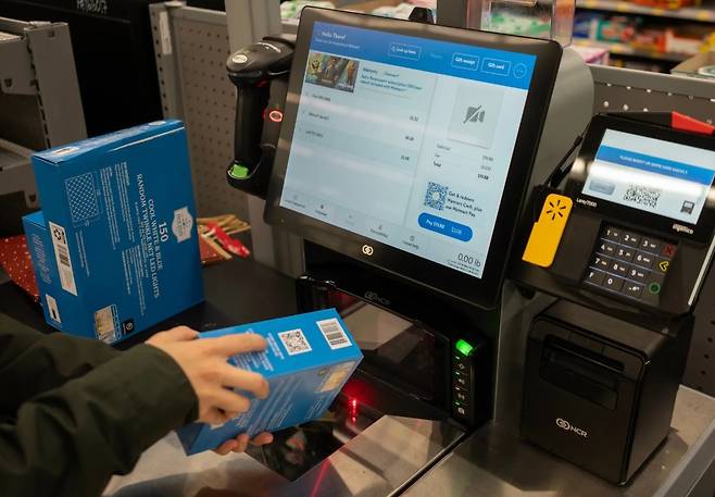 세계 최대 도매업체 월마트 매장 모습. 상품 바코드를 스캐너에 대지 않고도 계산대에서 상품을 인식하고 있다. [인터넷 캡처]