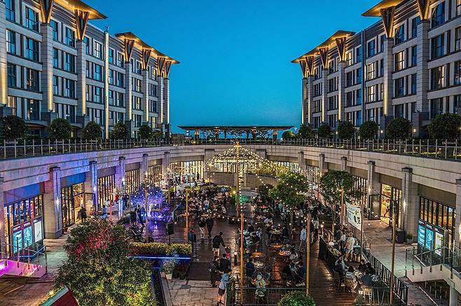 제주신화월드 야외테라스의 밤