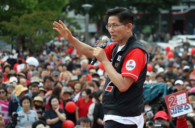 김문수 국민의힘 대선 후보가 28일 경북 영천역 광장에서 유세하고 있다. [연합]