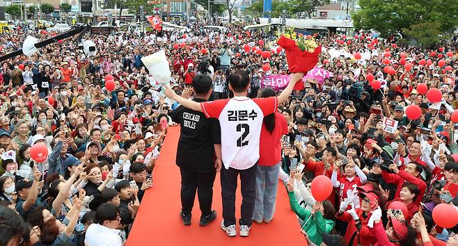김문수 국민의힘 대선 후보가 28일 경북 영천역 광장에서 모교인 영천초등학교 후배와 함께 유세하고 있다. [연합]
