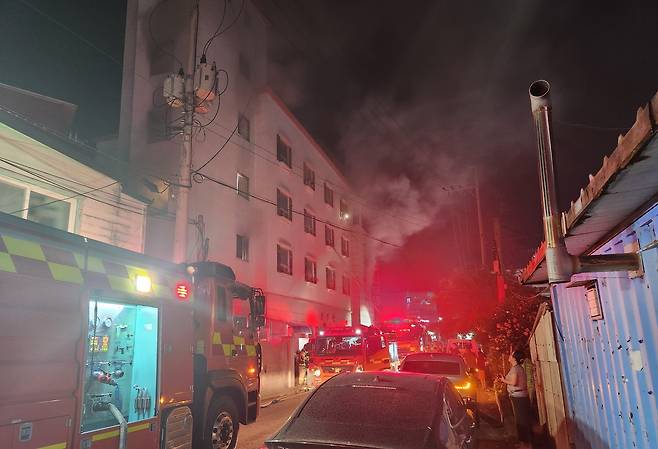 28일 오후 9시 33분께 충남 서산시 동문동 한 모텔 2층에서 불이 나 소방 당국이 진화 작업을 하고 있다. 현재까지 이 불로 1명이 숨지고 17명이 다친 것으로 파악됐다. 2025.5.28 [독자 제공. 재판매 및 DB 금지] <연합뉴스>
