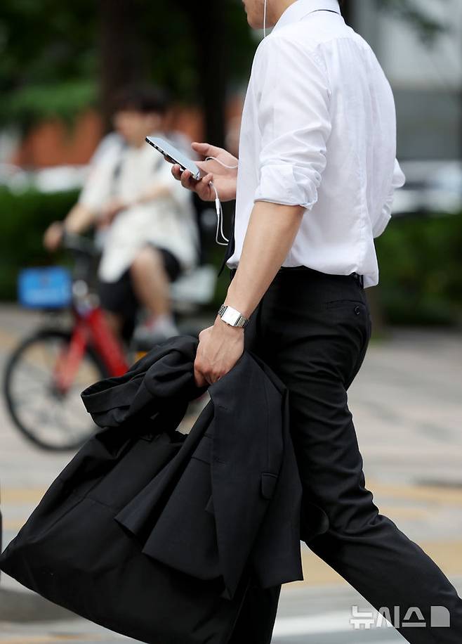 [서울=뉴시스] 김진아 기자 = 여름 기운이 돌기 시작하는 절기 '소만'인 21일 서울 종로구 일대에서 시민들이 반팔을 입고 출근하고 있다. 2025.05.21. bluesoda@newsis.com