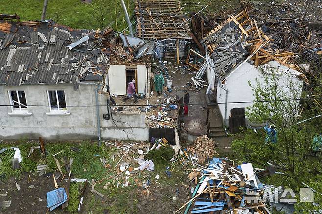 [코로스티시우=AP/뉴시스] 세르게이 라브로프 러시아 외무장관이 27일(현지 시간) 이스탄불에서 우크라이나와 2차 협상을 기대한다고 밝혔다. 사진은 지난 25일 우크라이나 지토미르주 코로스티시우에서 주민들이 러시아의 공습으로 파괴된 주택 잔해를 치우는 모습. 2025.05.28.