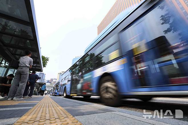 [서울=뉴시스] 김근수 기자 = 서울 시내버스 파업 예고를 하루 앞둔 27일 서울 중구 서울역 버스승강장에서 시민들이 시내버스를 기다리고 있다.서울시버스노동조합이 속한 한국노총 전국자동차노조연맹은 오는 27일까지 임금·단체협약(임단협) 협상 합의안이 도출되지 않으면 28일 첫차부터 전국 동시 파업에 돌입하겠다고 예고했다. 2025.05.27. ks@newsis.com