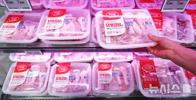 [서울=뉴시스] 조수정 기자 = 28일 식품의약품안전처 수입식품정보마루에 따르면 올해 5월 1일부터 27일까지 아르헨티나산 닭고기(냉동·닭고기정육·지육 기준)가 47톤 수입됐다. 지난 25일 서울 시내 한 마트에서 소비자들이 닭고기를 고르고 있다. 2025.05.25. chocrystal@newsis.com