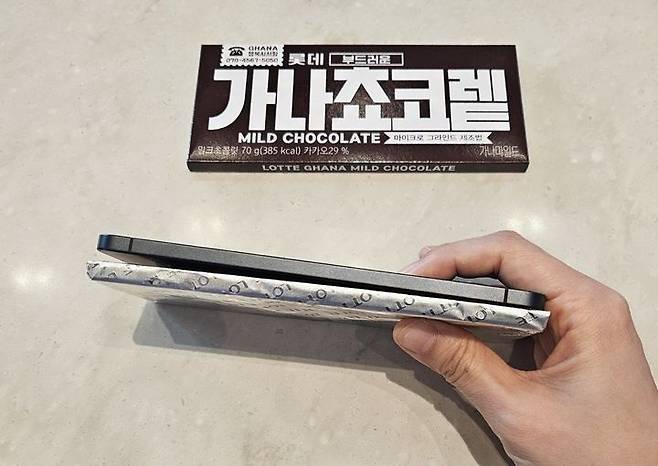 [서울=뉴시스] 박은비 기자 = 역대 갤럭시 시리즈 중에 가장 얇은 갤럭시 S25 엣지 두께를 롯데 가나초콜릿과 비교해봤다. 2025.05.27. silverline@newsis.com *재판매 및 DB 금지