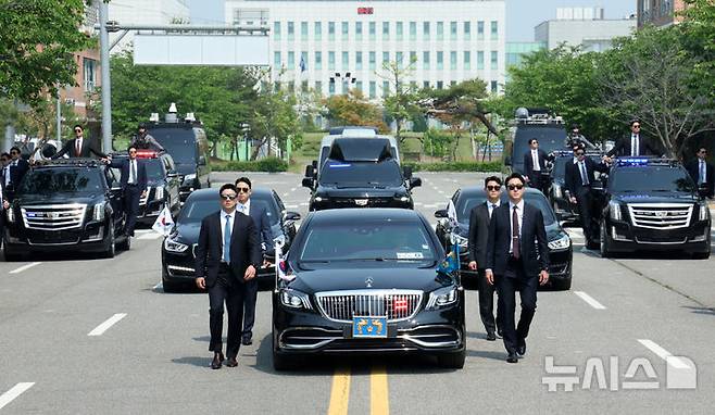 [서울=뉴시스] 고범준 기자 = 27일 서울 강서구 경호안전교육원에서 대통령경호처 경호관들이 제21대 대통령 취임식을 앞두고 차량 퍼레이드 훈련을 하고 있다. 2025.05.27. bjko@newsis.com