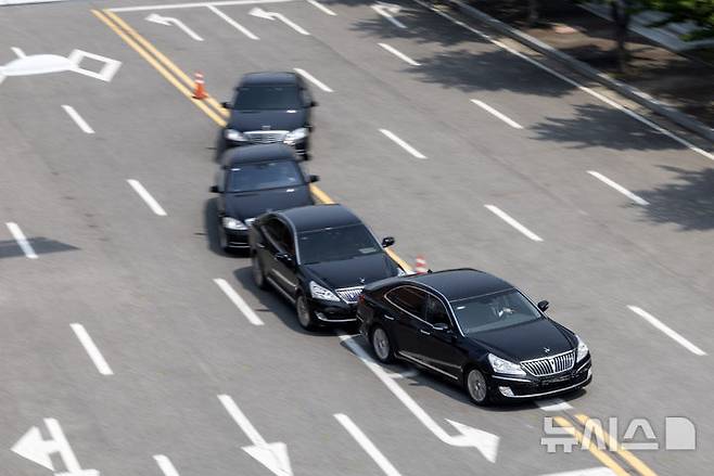 [서울=뉴시스] 고범준 기자 = 대통령경호처 경호관들이 제21대 대통령 취임식을 여드레 앞둔 27일 서울 강서구 경호안전교육원에서 차량 퍼레이드 장애물 기동훈련을 하고 있다. 2025.05.23. bjko@newsis.com