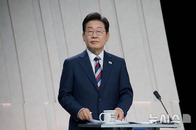 [서울=뉴시스] 국회사진기자단 = 이재명 더불어민주당 대선후보가 27일 오후 서울 마포구 상암동 MBC 스튜디오에서 열린 중앙선거방송토론위원회 주관 제21대 대통령선거 3차 후보자토론회 준비를 하고 있다. 2025.05.27. photo@newsis.com