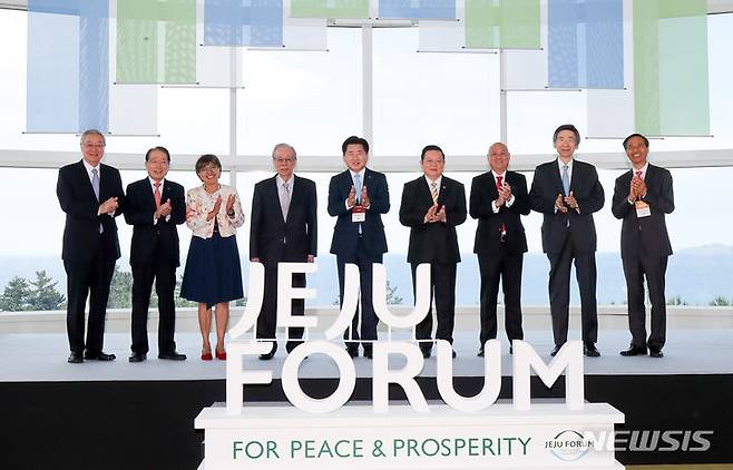 [서귀포=뉴시스] 우장호 기자 = 30일 제주 서귀포시 제주국제컨벤션센터(ICC)에서 '제19회 평화와 번영을 위한 제주포럼' 개회식에 앞서 주요 참석자들이 기념촬영하고 있다.왼쪽부터 김성환 전 외교부 장관, 유명환 전 외교부 장관, 레베카 파티마 산타 마리아 APEC 사무국장, 후쿠다 야스오 전 일본 총리, 오영훈 제주특별자치도지사, 까으 끔 후은 아세안 사무총장, 에미그디오 P. 딴왓꼬 필리핀 하원 외교위원회 부위원장, 윤병세 전 외교부 장관, 강영훈 제주평화연구원장. 2024.05.30. woo1223@newsis.com