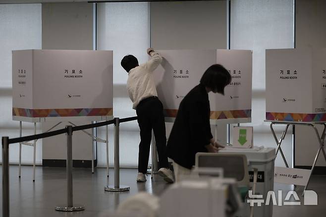 [서울=뉴시스] 정병혁 기자 = 제21대 대통령 선거 사전투표를하루 앞둔 28일 서울 중구 신당누리센터에 설치된 사전투표소에서 관계자들이 점검을 하고 있다. 2025.05.28. jhope@newsis.com