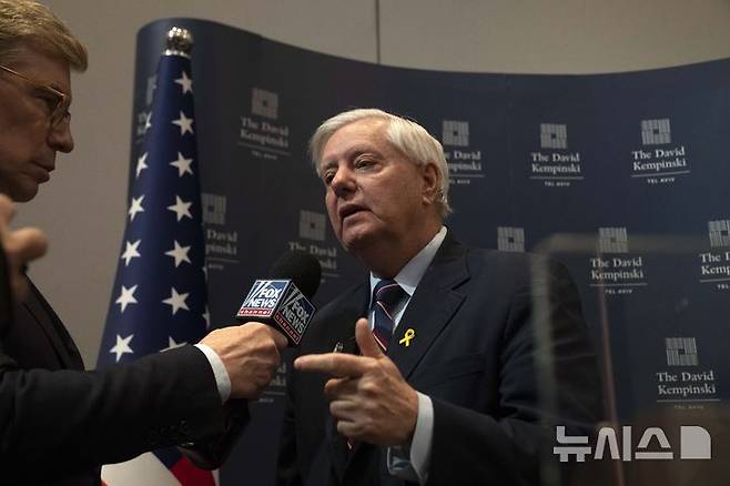 [텔아비브=AP/뉴시스] 도널드 트럼프 미국 대통령이 연일 블라디미르 푸틴 러시아 대통령을 향한 비판 수위를 높이고 있는 가운데 공화당 상원의원들이 러시아에 대한 새로운 제재를 촉구했다고 27일(현지 시간) 뉴욕타임스(NYT), 액시오스 등이 보도했다. 사진은 린지 그레이엄 상원의원이 지난 2월 17일 이스라엘 텔아비브에서 언론과 대화하는 모습. 2025.05.28.