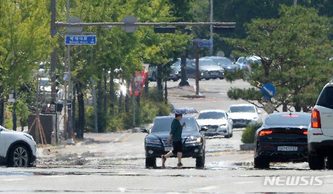 [전주=뉴시스] 지난해 폭염주의보가 내려진 전북 전주시의 한 도로에 아지랑이가 피어있는 모습. (사진=뉴시스 DB). photo@newsis.com