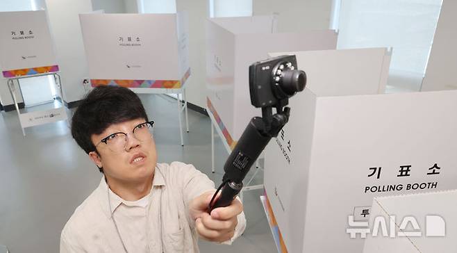 [서울=뉴시스] 정병혁 기자 = 제21대 대통령선거 사전투표를  하루 앞둔 28일 서울 중구 신당동 신당누리센터에 마련된 사전투표소에서 관계자들이 탐지기를 이용해 불법 촬영 카메라 점검을 하고 있다. (공동취재) 2025.05.28. photo@newsis.com