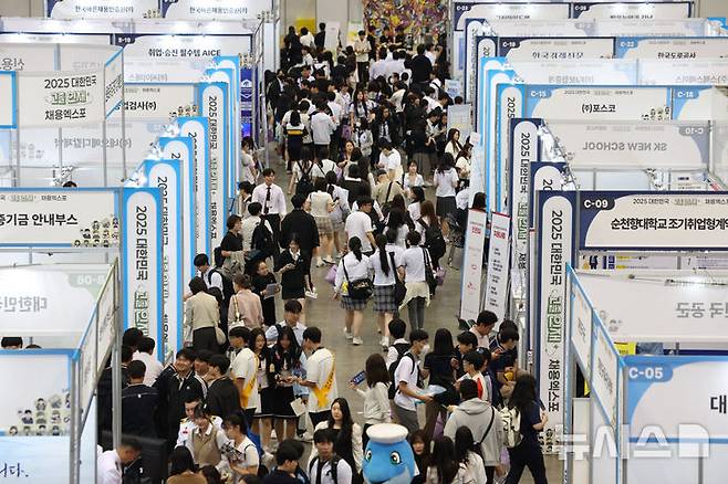 [고양=뉴시스] 김금보 기자 = 28일 경기도 고양시 킨텍스에서 열린 2025 대한민국 고졸 인재 채용박람회가 학생들로 붐비고 있다. 2025.05.28. kgb@newsis.com
