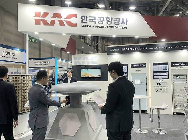 [서울=뉴시스] 28일 부산 벡스코에서 열린 국제해양방위산업전에서 방문객들이 공사가 자체개발한 고정용 및 함정용 TACAN 장비를 관람하고 있다. 2025.05.28. (사진=한국공항공사 제공) photo@newsis.com *재판매 및 DB 금지