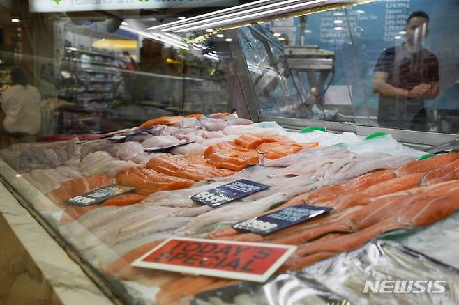 [시드니=AP/뉴시스] 호주 시드니에 있는 쇼핑센터 수산물코너. 자료사진. 2025.05.28