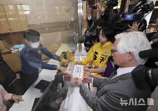 [서울=뉴시스] 김근수 기자 = 장혜영(왼쪽부터) 민주노동당 공동선대위원장과 정수경 정치하는 엄마들 공동대표, 이덕우 변호사가 28일 서울 서대문구 경찰청 민원실에서 이준석 개혁신당 대통령 대선후보 성범죄 발언 단체 고발장을 접수하고 있다. 2025.05.28. ks@newsis.com