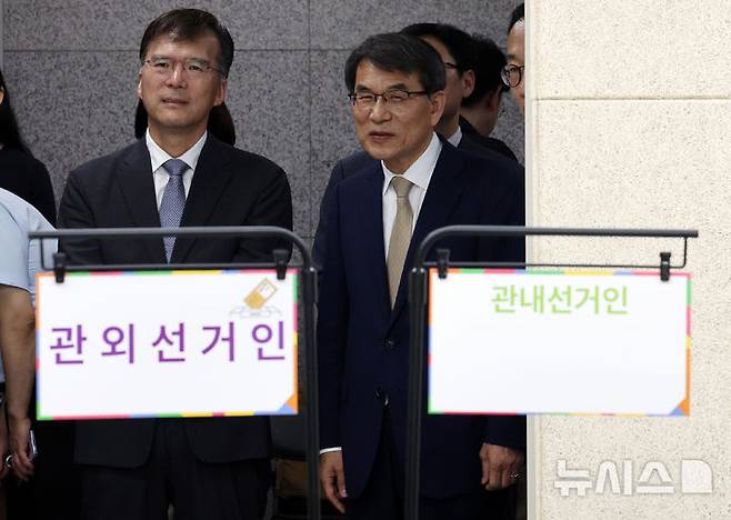 [서울=뉴시스] 이영환 기자 = 노태악 중앙선거관리위원회 위원장이 제21대 대통령 선거 사전투표를 하루 앞둔 28일 오후 서울 광진구 중곡3동주민센터에 마련된 사전투표소를 방문해 시설을 살펴보고 있다. 2025.05.28.  20hwan@newsis.com