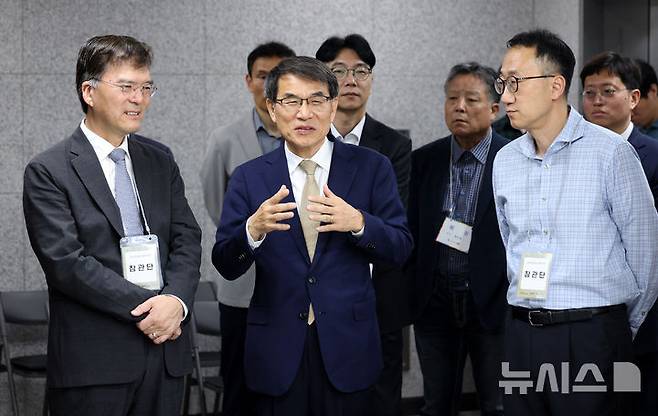 [서울=뉴시스] 이영환 기자 = 노태악 중앙선거관리위원회 위원장이 제21대 대통령 선거 사전투표를 하루 앞둔 28일 오후 서울 광진구 중곡3동주민센터에 마련된 사전투표소를 방문해 참관단과 대화를 하고 있다. 2025.05.28.  20hwan@newsis.com