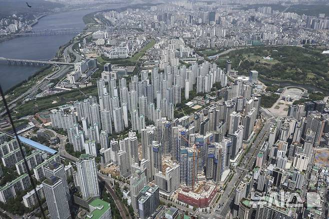 [서울=뉴시스] 김근수 기자 = 지난 7일 서울 송파구 롯데월드타워 스카이전망대에서 잠실 주변 아파트 단지와 재건축 아파트 현장이 보이고 있다. 2025.05.28. ks@newsis.com