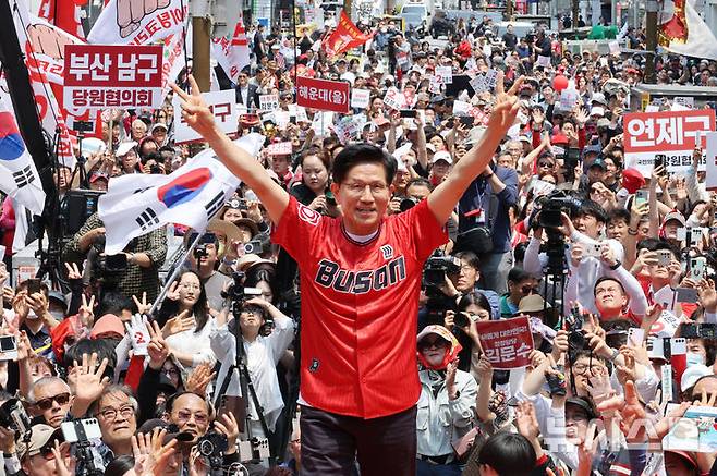 [부산=뉴시스] 고승민 기자 = 김문수 국민의힘 대선 후보가 28일 부산 서면 쥬디스태화 백화점 앞에서 유세를 하고 있다. (공동취재) 2025.05.28. photo@newsis.com