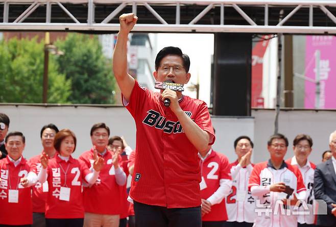 [부산=뉴시스] 고승민 기자 = 김문수 국민의힘 대선 후보가 28일 부산 서면 쥬디스태화 백화점 앞에서 유세를 하고 있다. 2025.05.28. kkssmm99@newsis.com