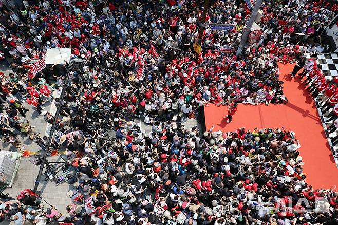 [부산=뉴시스] 고승민 기자 = 김문수 국민의힘 대선 후보가 28일 부산 서면 쥬디스태화 백화점 앞에서 유세를 하고 있다. (공동취재) 2025.05.28. photo@newsis.com