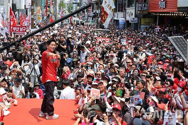 [부산=뉴시스] 고승민 기자 = 김문수 국민의힘 대선 후보가 28일 부산 서면 쥬디스태화 백화점 앞에서 유세를 하고 있다. (공동취재) 2025.05.28. photo@newsis.com