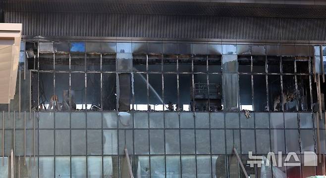 [부산=뉴시스] 하경민 기자 = 14일 오후 부산 기장군 반얀트리 복합리조트 신축공사장 화재 현장에서 소방대원들이 잔불 진화를 하고 있다. 이 화재로 인한 6명이 숨지고 25명 경상을 입었다. 또 100여 명이 긴급 대피했다. 2025.02.14. yulnetphoto@newsis.com