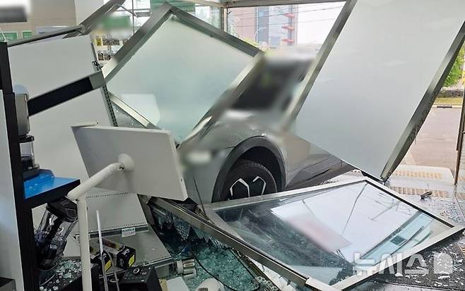 [제주=뉴시스] 28일 오후 제주시 도련동에서 차량이 상가로 돌진해 경찰과 소방당국이 수습에 나서고 있다. (사진=독자 제공) 2025.05.28. photo@newsis.com