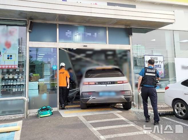 [제주=뉴시스] 28일 오후 제주시 도련동에서 차량이 상가로 돌진해 경찰과 소방당국이 수습에 나서고 있다. (사진=제주소방안전본부 제공) 2025.05.28. photo@newsis.com