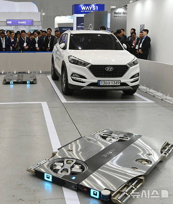 [수원=뉴시스] 김종택 기자 = '2025 지능형교통체계(ITS) 아시아태평양 총회'가 열린 28일 경기 수원시 영통구 수원컨벤션센터에서 주차 로봇 '파키'시연 행사가 열리고 있다. '파키'는 세계 최초 실내 자율주행 주차 로봇으로 이번 시연에는 HL로보틱스가 독자 개발한 통합 로봇 관제 시스템(SMS)을 탑재한 최신 업그레이드 버전이 처음 공개됐다. 2025.05.28. jtk@newsis.com