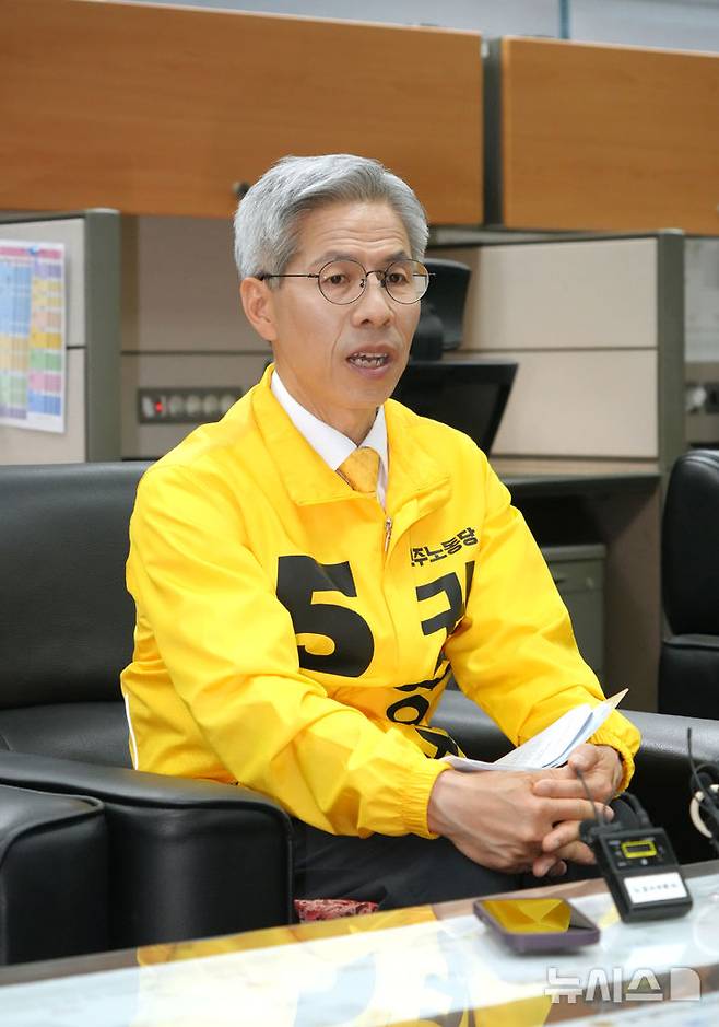 [전주=뉴시스] 김민수 기자= 권영국 민주노동당 대선 후보가 28일 전북자치도의회 기자실에서 전북도민에게 지지를 호소하고 있다. 2025.05.28 *재판매 및 DB 금지