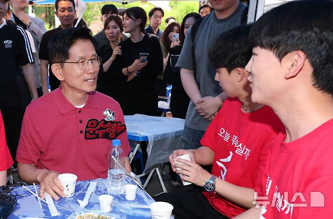 [경산=뉴시스] 고승민 기자 = 김문수 국민의힘 대선 후보가 28일 경북 경산시 영남대학교를 찾아 대동제 부스에서 학생들과 즐거운 시간을 보내고 있다. 2025.05.28. kkssmm99@newsis.com