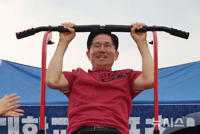 [경산=뉴시스] 고승민 기자 = 김문수 국민의힘 대선 후보가 28일 경북 경산시 영남대학교를 찾아 대동제 부스에서 턱걸이를 하고 있다. 2025.05.28. kkssmm99@newsis.com