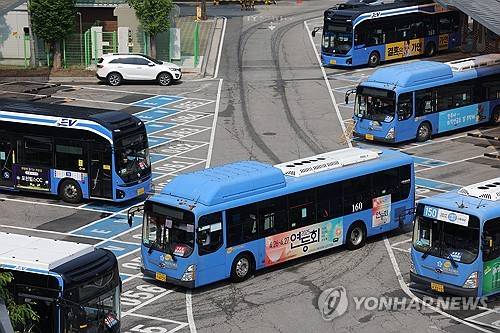 차고지에 대기 중인 서울 시내버스 [연합뉴스 제공]