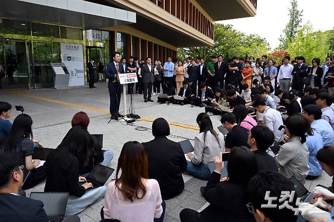 이준석 개혁신당 대통령 후보가 27일 오후 서울 여의도 국회 소통관 앞에서 긴급 기자회견을 하고 있다. 윤창원 기자