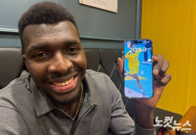 휴대폰 배경화면을 보여주는 케이타. 김조휘 기자