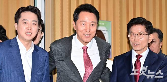 국민의힘 김문수 대선 후보와 개혁신당 이준석 대선 후보, 오세훈 서울시장이 19일 오전 서울시청에서 열린 약자와 동행하는 서울 토론회에 참석하고 있다. 황진환 기자