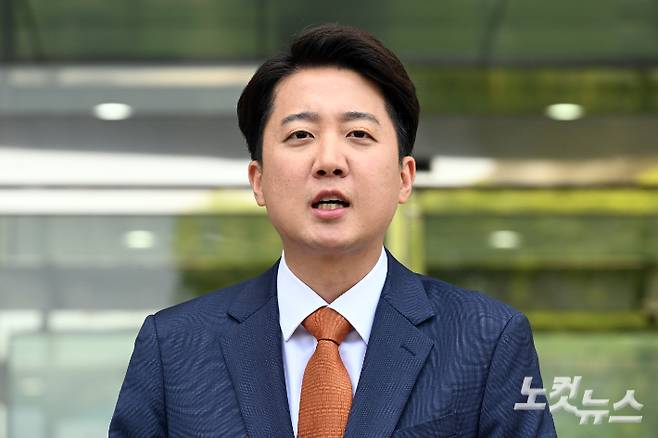 이준석 개혁신당 대통령 후보가 27일 오후 서울 여의도 국회 소통관 앞에서 긴급 기자회견을 하고 있다. 윤창원 기자