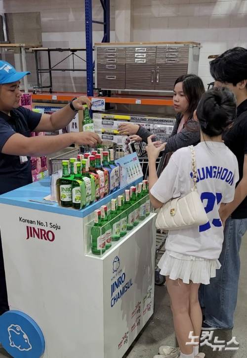 필리핀 마닐라에 위치한 회원제 창고 매장 S&R에서 현지인들이 한국 소주를 시음하고 있다. 김기용 기자