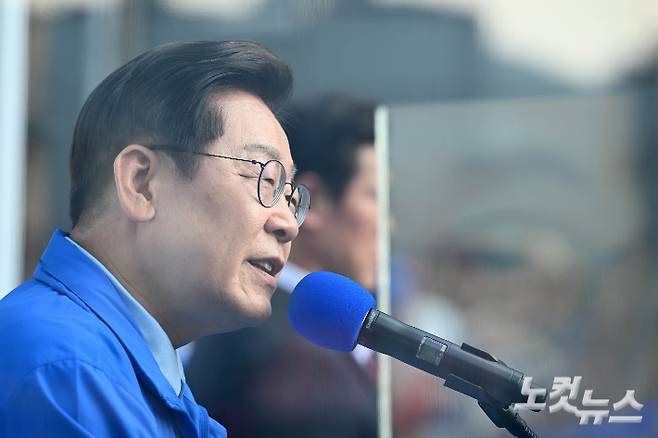 이재명 더불어민주당 대선 후보가 지난 26일 경기도 남양주시 평내호평역 앞에서 집중 유세를 하고 있다. 남양주=류영주 기자