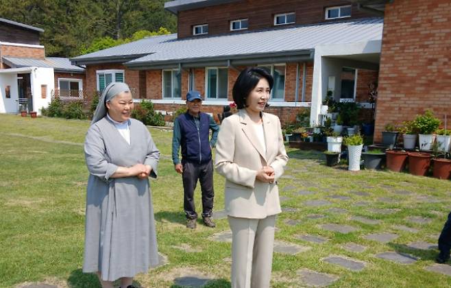 김혜경 여사가 소록도 수녀와 함께 있다. 독자 제공