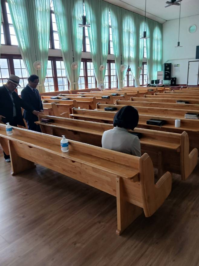 김혜경 여사가 소록도 교회에 앉아 기도하고 있다. 독자 제공