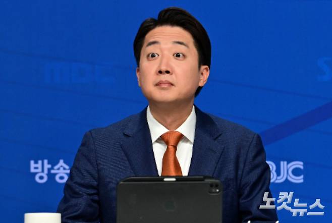 개혁신당 이준석 대선 후보가 26일 서울 양천구 한국방송회관에서 열린 한국방송기자클럽 초청 토론회에서 방송 시작을 기다리고 있다. 윤창원 기자