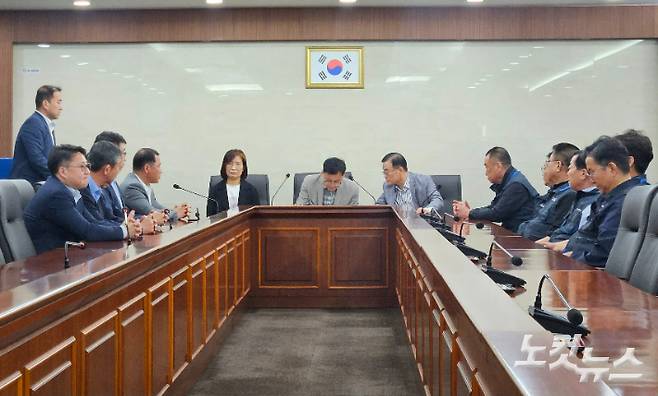 부산 시내버스 노사가 28일 부산 동구 부산버스조합 5층 회의실에서 사후 조정회의를 열고 임금·단체협약 조정안에 합의했다. 김혜민 기자