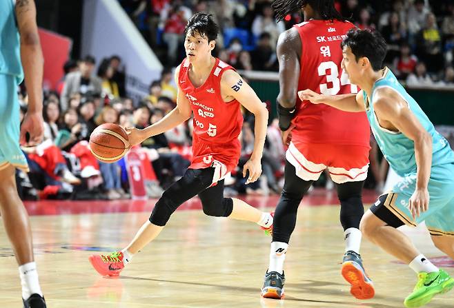 SK에서 KT로 이적한 김선형. KBL