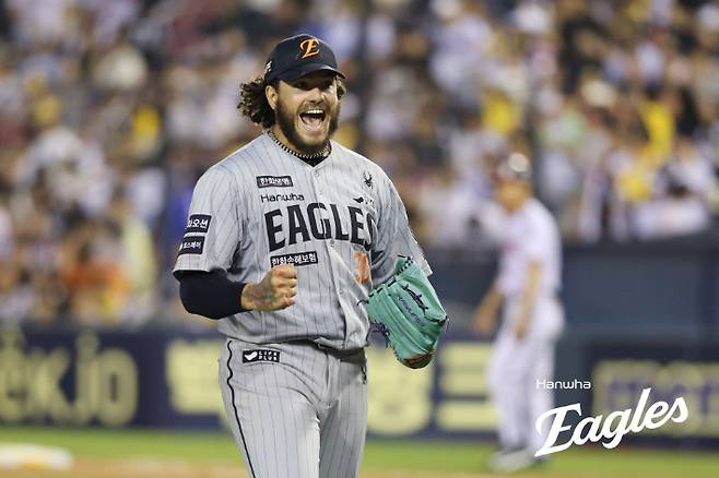 28일 서울 송파구 잠실야구장에서 열린 2025 프로야구 KBO리그 한화 이글스와 LG 트윈스의 경기. 6회말 한화 선발 폰세가 위기를 넘긴 뒤 기뻐하고 있다. 한화