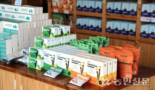 100% 제주산 재료로 만든 반려동물용 수제 간식.